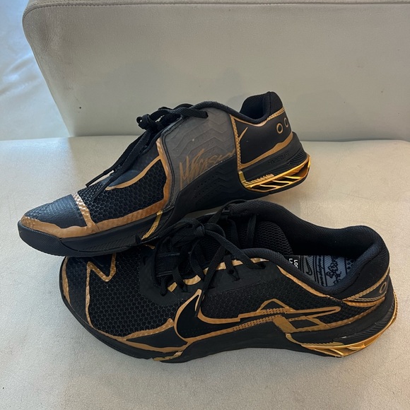 nike metcon 7 black and gold